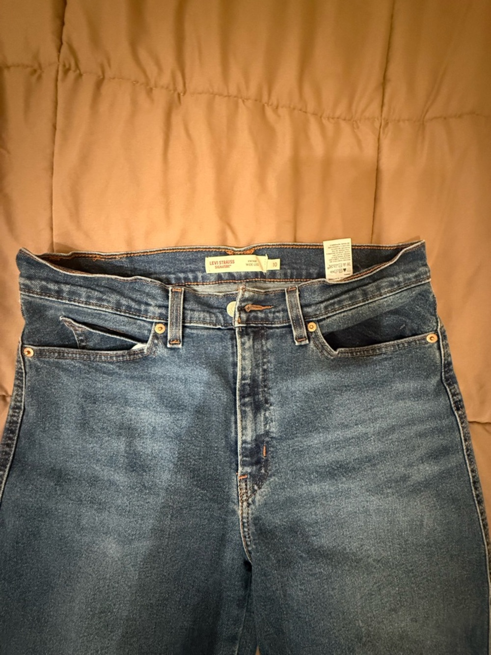 Levi's Women's Wide-Leg Jeans in Medium Blue Wash - Picture 2 of 5